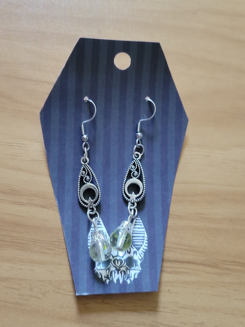 💀NEW💀Hand Crafted Silver-Tone Teardrop Dangle Earrings with Light Green Beads